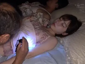 Đưa vợ đi suối nước nóng, chồng không biết vợ bị người khác địt sấp mặt
