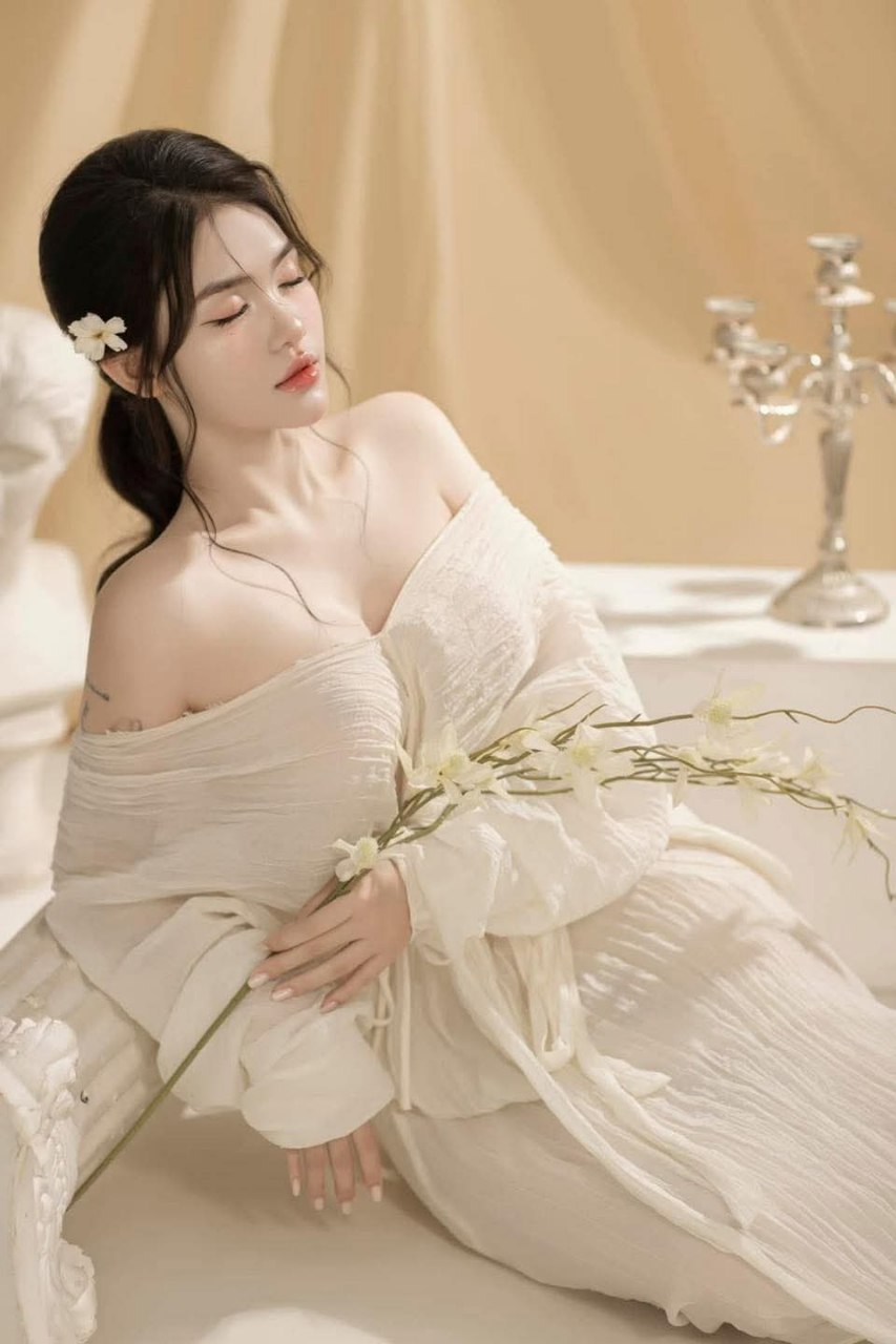 Cô giáo móc bướm ở giờ giải lao trong lớp học bị cậu học trò phát hiện tống tình